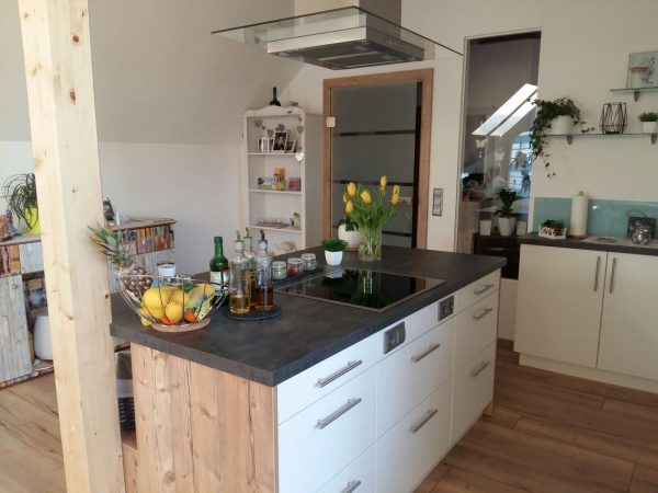 Maßgeschneiderte Kücheneinrichtung mit Holzelementen